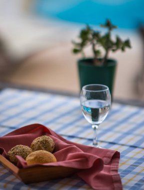 Sepet ve su masanın üzerine buns