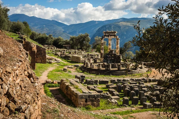 Ruinas de un antiguo templo griego de Apolo en Delfos, Grecia — Foto de Stock