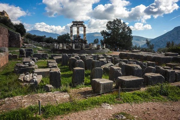 Ruinerna av en forntida grekiska tempel Apollo på Delphi, Grekland — Stockfoto