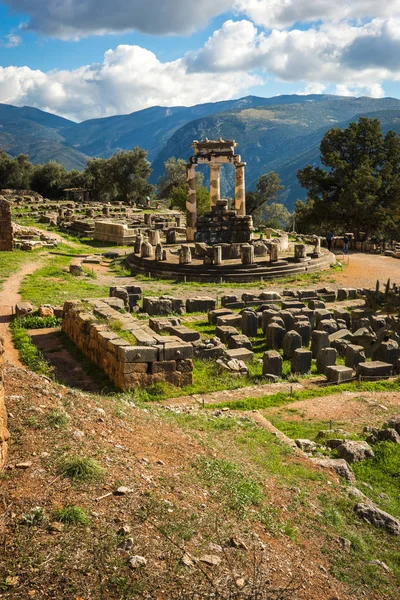 Ruínas de um antigo templo grego de Apolo em Delfos, Grécia — Fotografia de Stock
