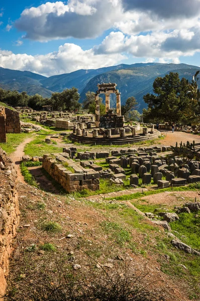 Ruinas de un antiguo templo griego de Apolo en Delfos, Grecia — Foto de Stock