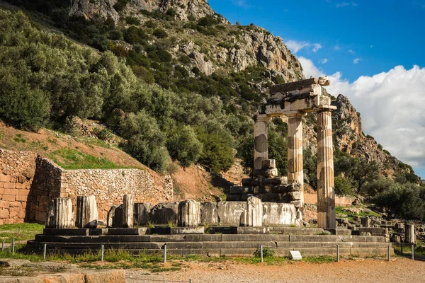 Ruinas de un antiguo templo griego de Apolo en Delfos, Grecia — Foto de Stock