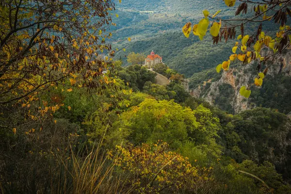 Paisaje otoñal con árboles multicolores y pequeña iglesia. garganta profunda — Foto de Stock