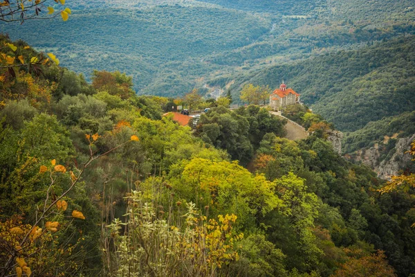 Paisaje otoñal con árboles multicolores y pequeña iglesia. garganta profunda — Foto de Stock