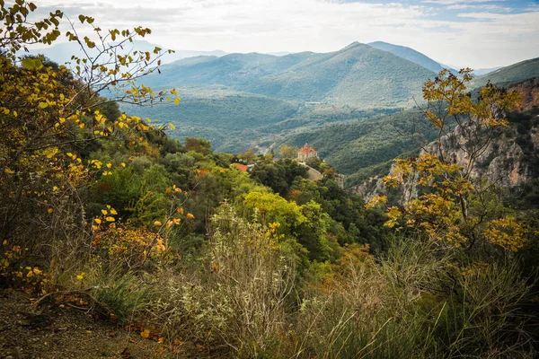 Paisaje otoñal con árboles multicolores y pequeña iglesia. garganta profunda — Foto de Stock