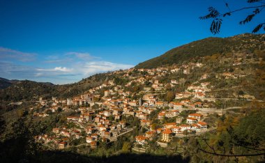 Doğal dağ köyü Langadia, Pelopon ile sonbahar manzarası