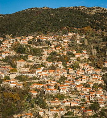 Doğal dağ köyü Langadia, Pelopon ile sonbahar manzarası