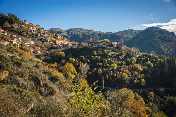 Malerische Berglandschaft mit Dorf Langadia, Pelopon — Stockfoto