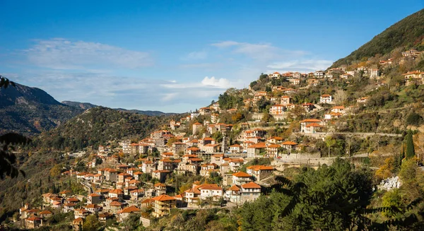 Malerische Berglandschaft mit Dorf Langadia, Pelopon — Stockfoto