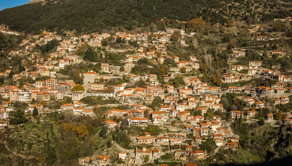 Paisaje escénico de otoño de montaña con pueblo Langadia, Pelopon — Foto de Stock