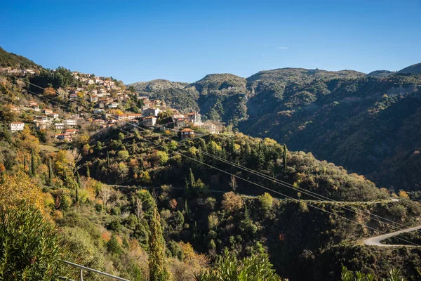 Paisaje escénico de otoño de montaña con pueblo Langadia, Pelopon — Foto de Stock