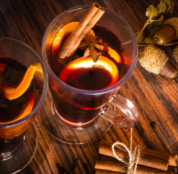 Noel sıcak mulled şarap tarçın, kakule, anason ve ora