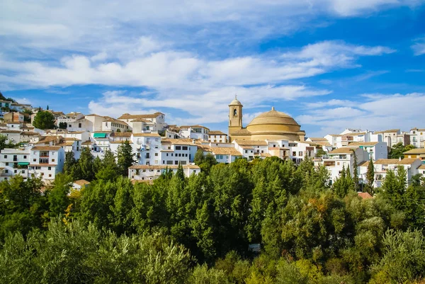 Hermoso paisaje urbano con castillo en la colina en Montefrio, España — Foto de Stock