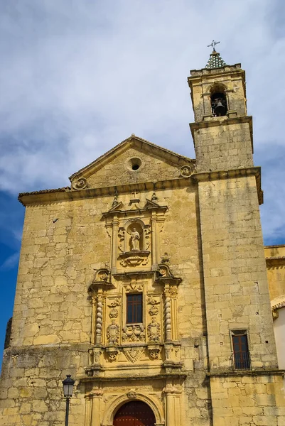 Mooie stadsgezicht met een kerk in Montefrio, Spanje — Stockfoto