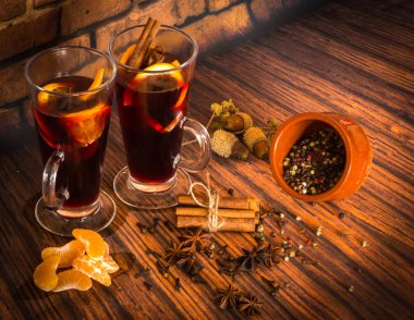Noel sıcak mulled şarap tarçın, kakule, anason ve ora