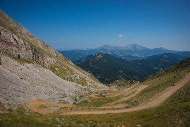 Mountain View Pa için önde gelen bir dağ geçidinde yoldan