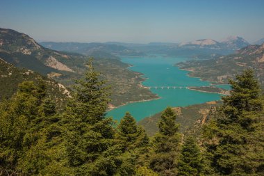Dağın doğal görünümünden Kremaston göl, Evritania, Gree için