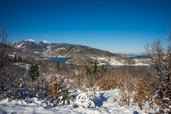 Invierno paisaje nevado con el lago Plastira, Fesalia, Grecia — Foto de Stock