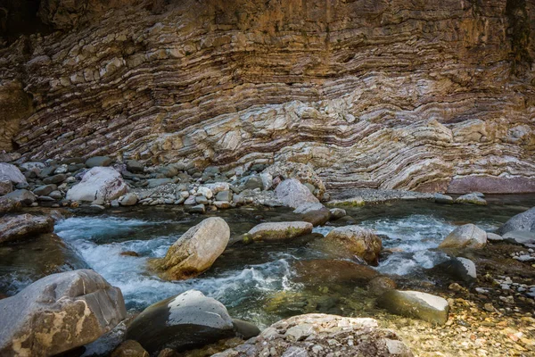 Mountain river gorge nära Panta Vrexei i grekiska, Grekland — Stockfoto