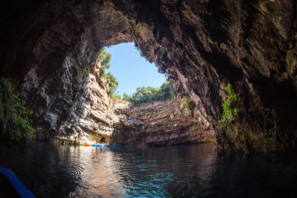 Famoso lago melissani en la isla de Cefalonia en Grecia —  Fotos de Stock