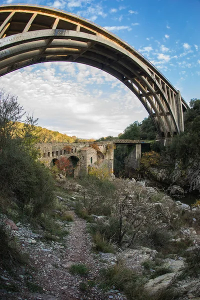 Yeni köprü ve Karytaina, Pelo küçük bir şapel ile eski köprü — Stok fotoğraf