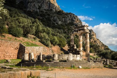 Bir antik Yunan Apollon Tapınağı, Delphi, Yunanistan kalıntıları görüntüsünü