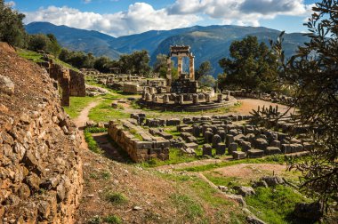 Bir antik Yunan Apollon Tapınağı, Delphi, Yunanistan kalıntıları görüntüsünü