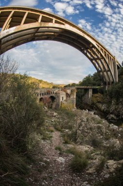 Yeni köprü ve Karytaina, Pelo küçük bir şapel ile eski köprü