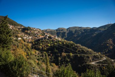 Doğal dağ köyü Langadia, Pelopon ile sonbahar manzarası