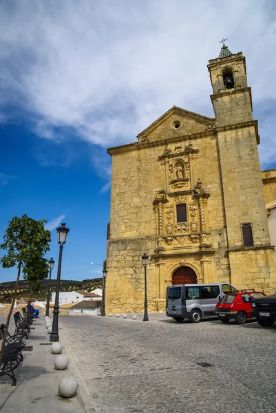 Beau paysage urbain avec une église à Montefrio, Espagne — Photo
