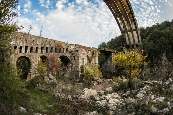 Puente nuevo y puente viejo con una pequeña capilla en Karytaina, Pelo — Foto de Stock