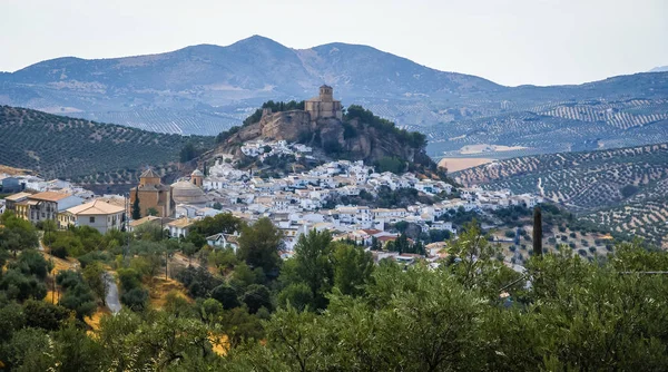 Wunderschöne stadtlandschaft mit schloss auf hügel in montefrio, spanien — Stockfoto