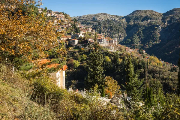 Paisaje escénico de otoño de montaña con pueblo Langadia, Pelopon — Foto de Stock