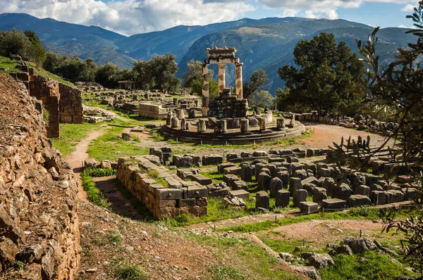Imagen de Ruinas de un antiguo templo griego de Apolo en Delfos, Grecia — Foto de Stock