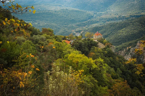 Paisaje otoñal con árboles multicolores y pequeña iglesia. garganta profunda — Foto de Stock