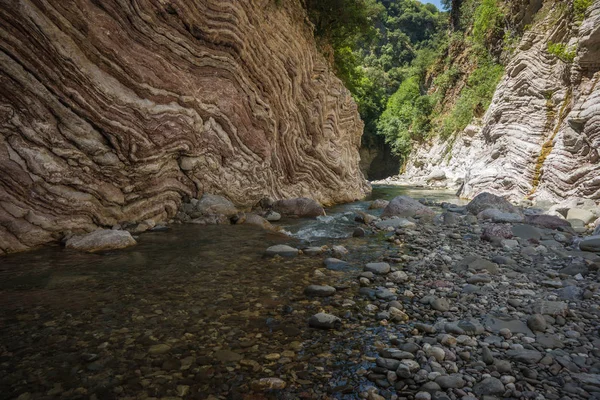 Schlucht des Gebirgsflusses bei Panta Vrexei in Griechenland — Stockfoto