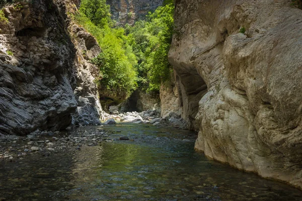 Mountain river gorge nära Panta Vrexei i grekiska, Grekland — Stockfoto