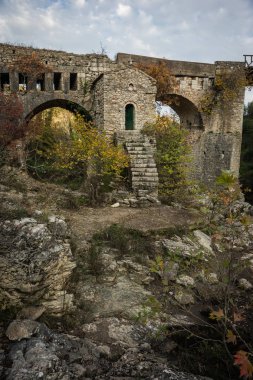 Yeni köprü ve Karytaina, Pelo küçük bir şapel ile eski köprü