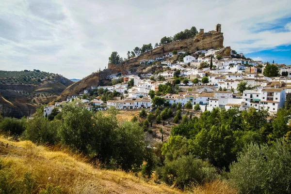Indah pemandangan kota dengan kastil di atas bukit di Montefrio, Spanyol — Stok Foto