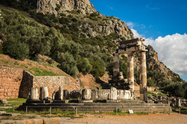 Ruínas de um antigo templo grego de Apolo em Delfos, Grécia — Fotografia de Stock