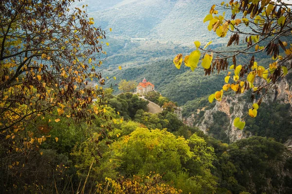 多彩多姿的树木和小教堂的秋季景观。峡谷 — 图库照片