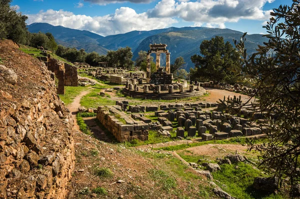 Ruinerna av en forntida grekiska tempel Apollo på Delphi, Grekland — Stockfoto