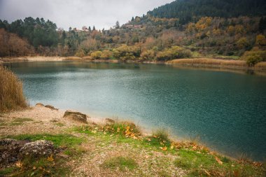 Lake Tsivlos, Peloponnese yeşil suları ile sonbahar manzara,