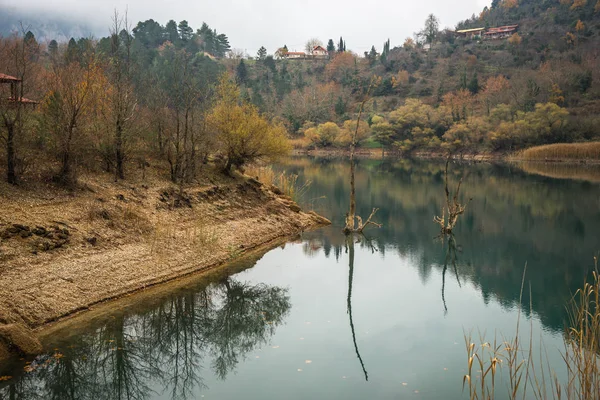 Autumn landscape with green waters of lake Tsivlos, Peloponnese, — Stock Photo, Image