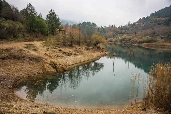 Autumn landscape with green waters of lake Tsivlos, Peloponnese, — Stock Photo, Image