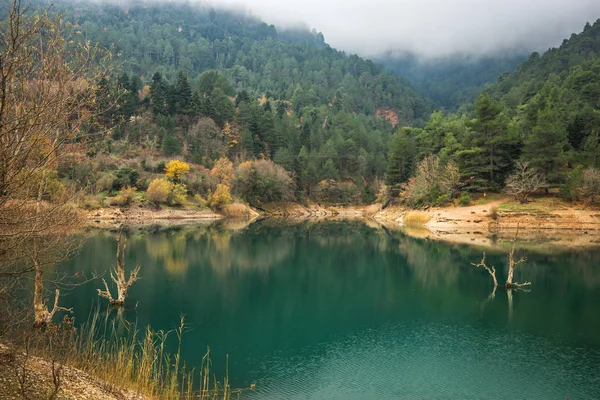 Herbstlandschaft mit grünem Wasser des Tsivlos-Sees, Peloponnes, — Stockfoto