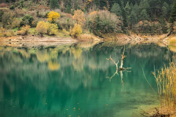 Paisaje otoñal con aguas verdes del lago Tsivlos, Peloponeso , — Foto de Stock
