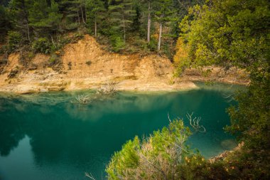 Lake Tsivlos, Peloponnese yeşil suları ile sonbahar manzara,