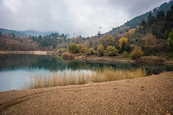 Autumn landscape with green waters of lake Tsivlos, Peloponnese, — Stock Photo, Image