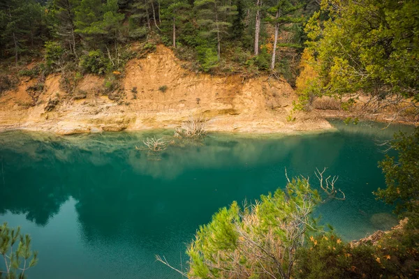 Jesienny krajobraz z zielonej wody jeziora Tsivlos, Peloponez, — Zdjęcie stockowe